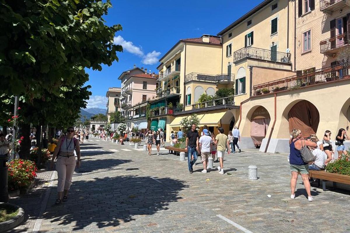 un gruppo di persone che camminano lungo una strada con edifici