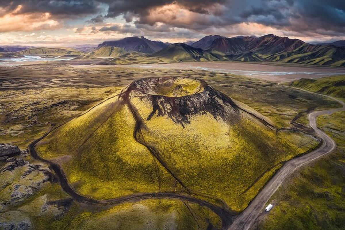 en vei midt i et jorde med et fjell