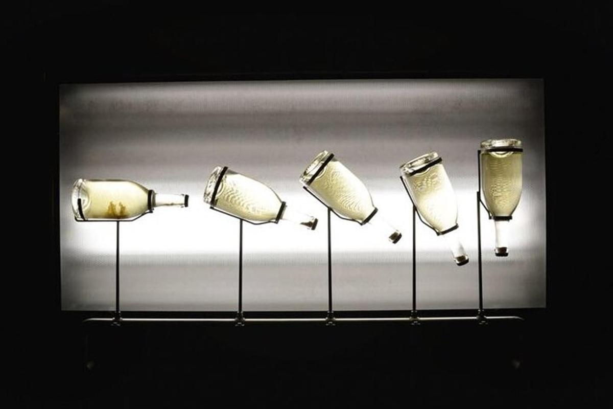 un gruppo di bicchieri da vino su uno scaffale