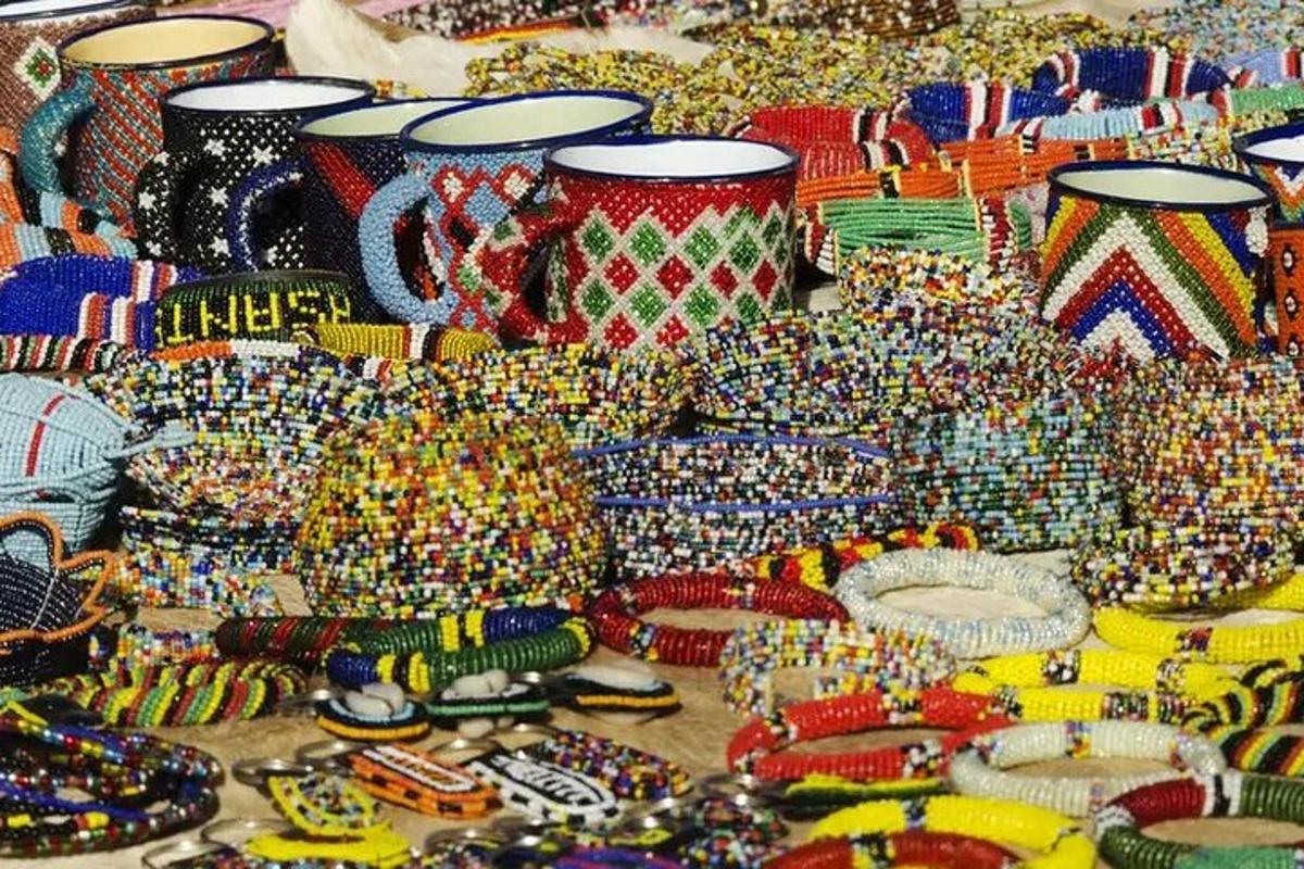 o prezentare de vaze și farfurii colorate pe o masă