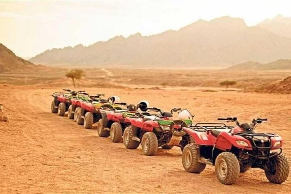 deretan atv dan atv di padang pasir