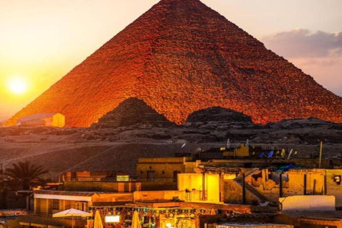 Pohled na pyramidu v Gíze při západu slunce