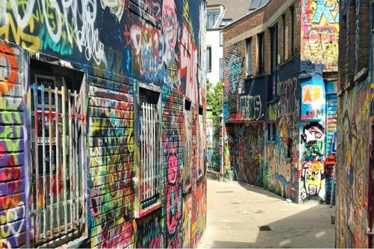 gang dengan grafiti di sisi bangunan