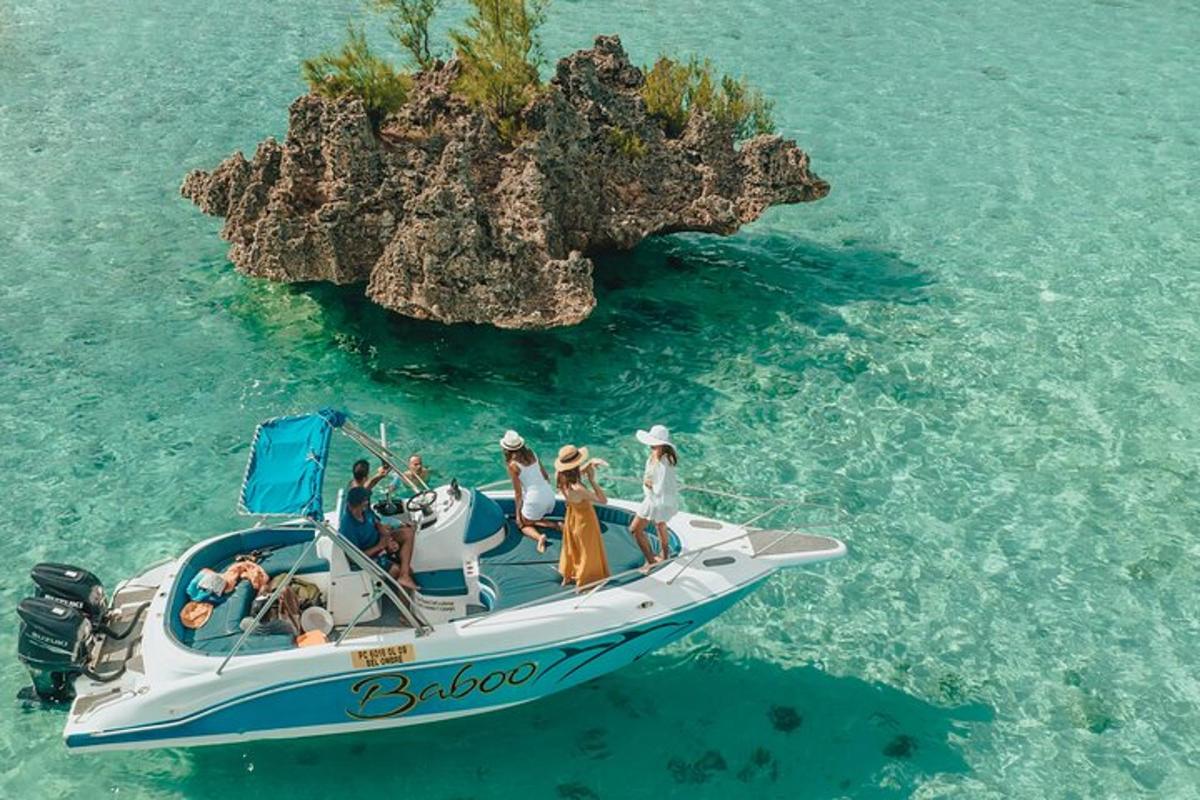 um grupo de pessoas em um barco na água