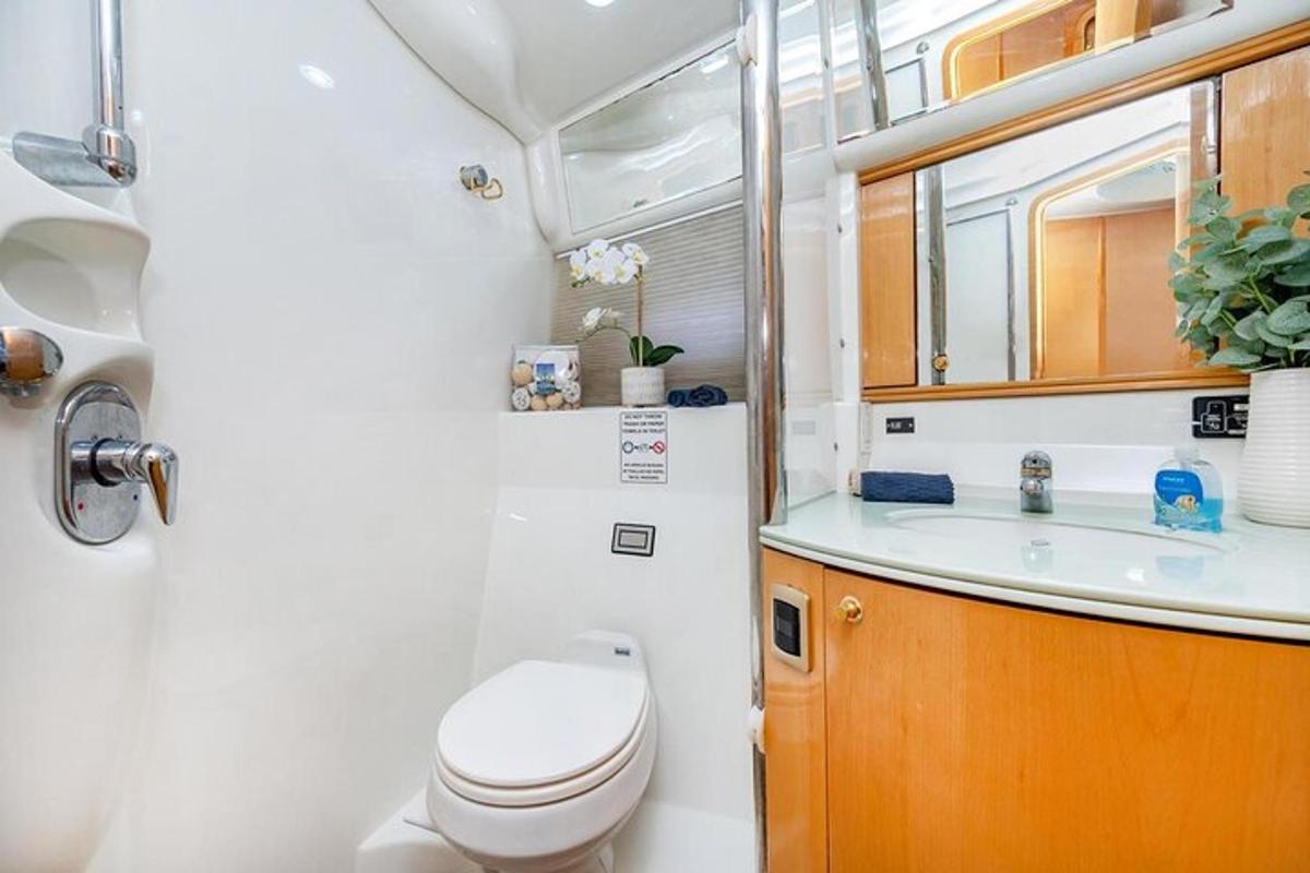 kamar mandi dengan toilet dan wastafel
