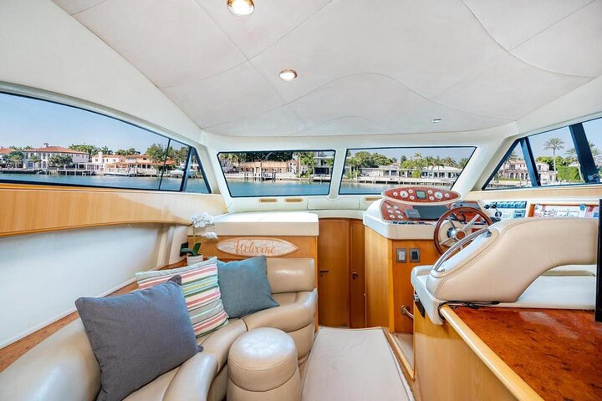 una vista della cabina di pilotaggio di una barca