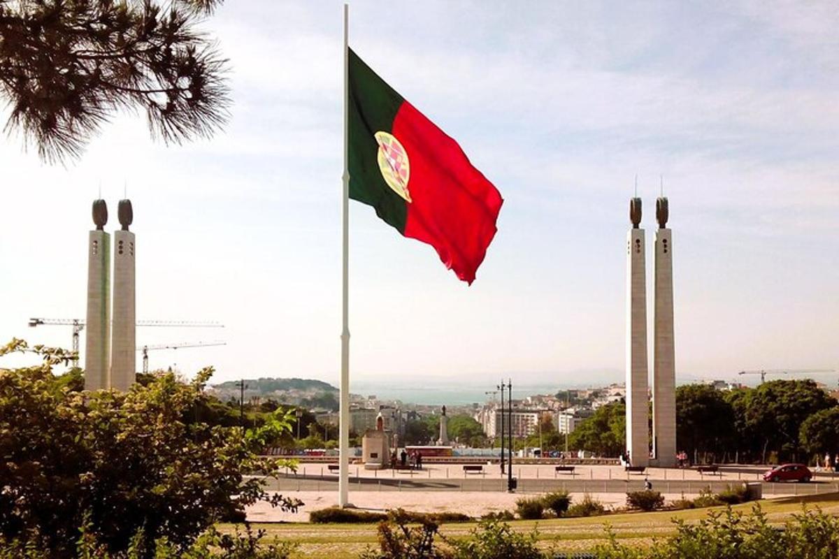 uma bandeira vermelha e preta em um mastro com duas torres