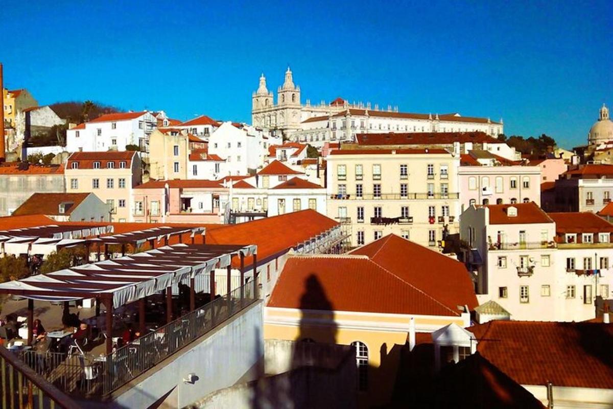 uma vista de uma cidade com vários edifícios