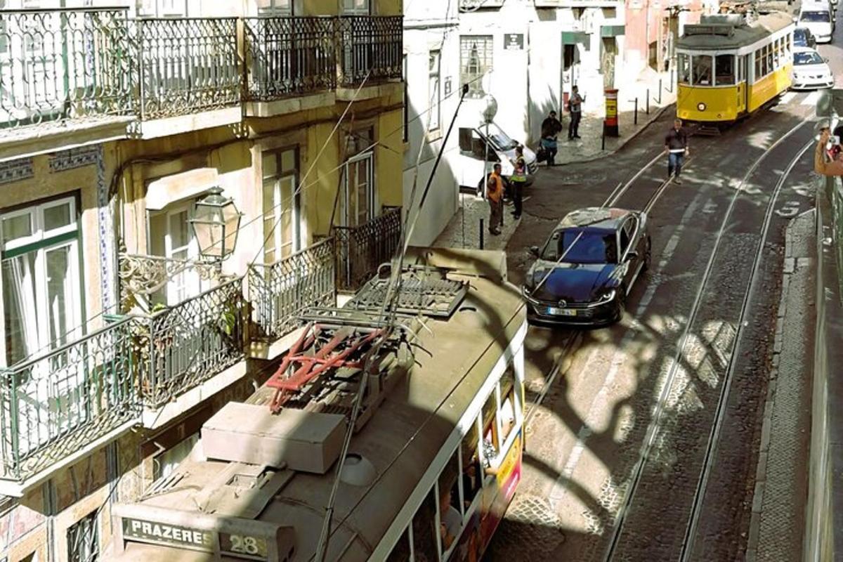Autobus je zaparkovaný na městské ulici s autem
