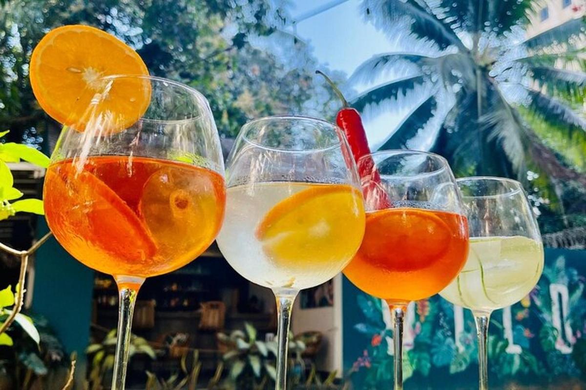 štirje kozarci za vino z različno obarvanimi tekočinami