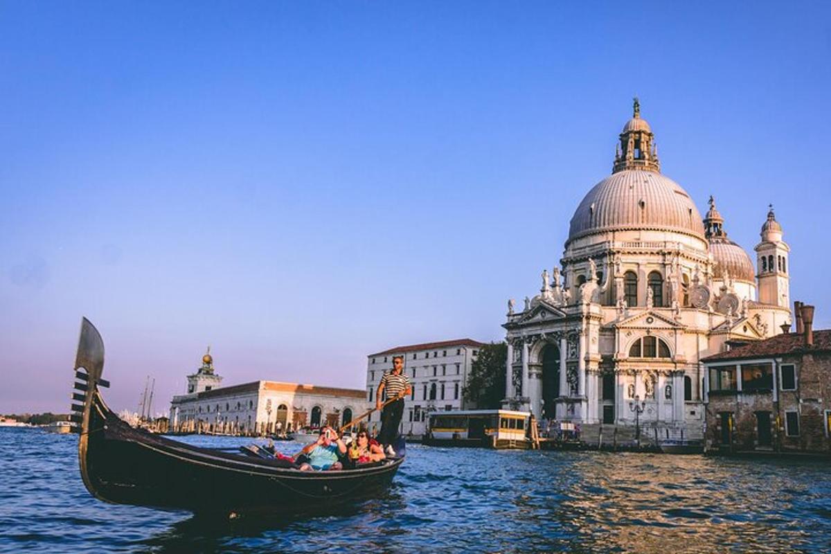 gondola ve vodě před budovou