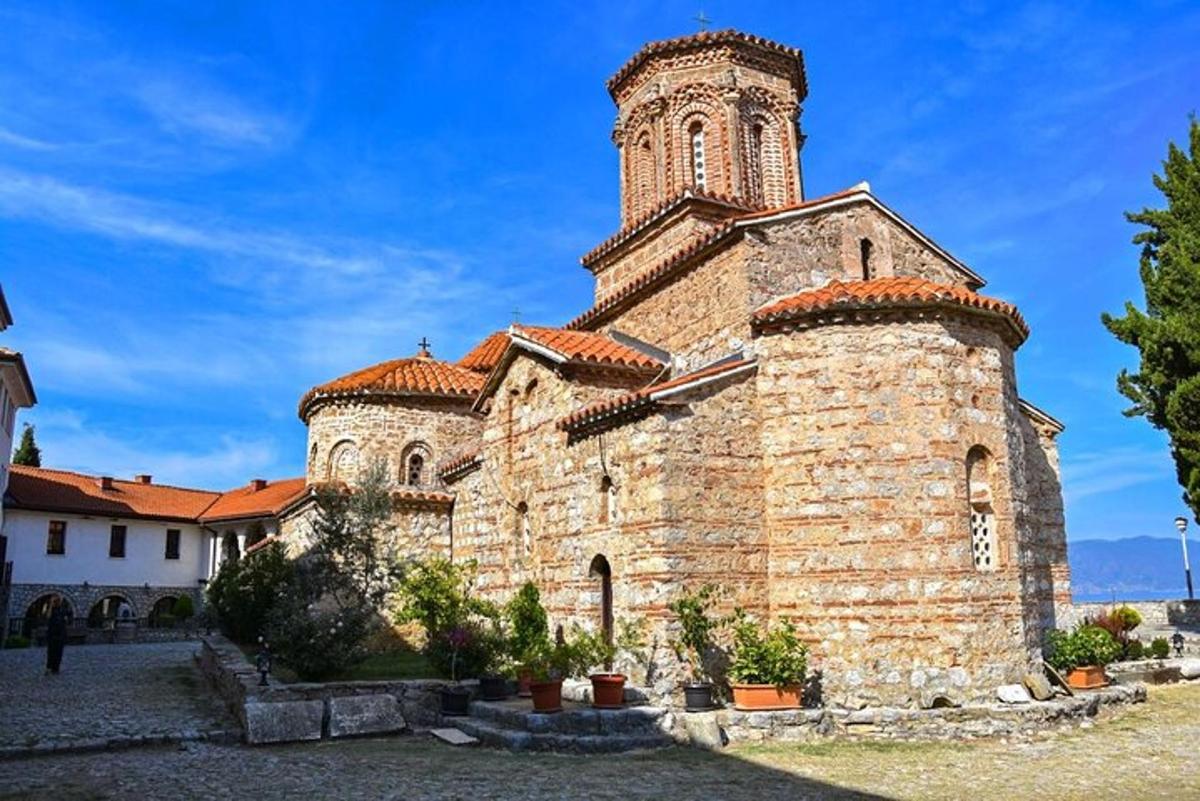 saat kulesi olan eski bir taş bina