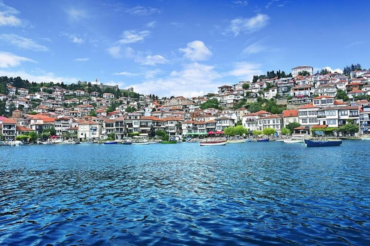 suda teknelerin olduğu bir tepedeki kasaba