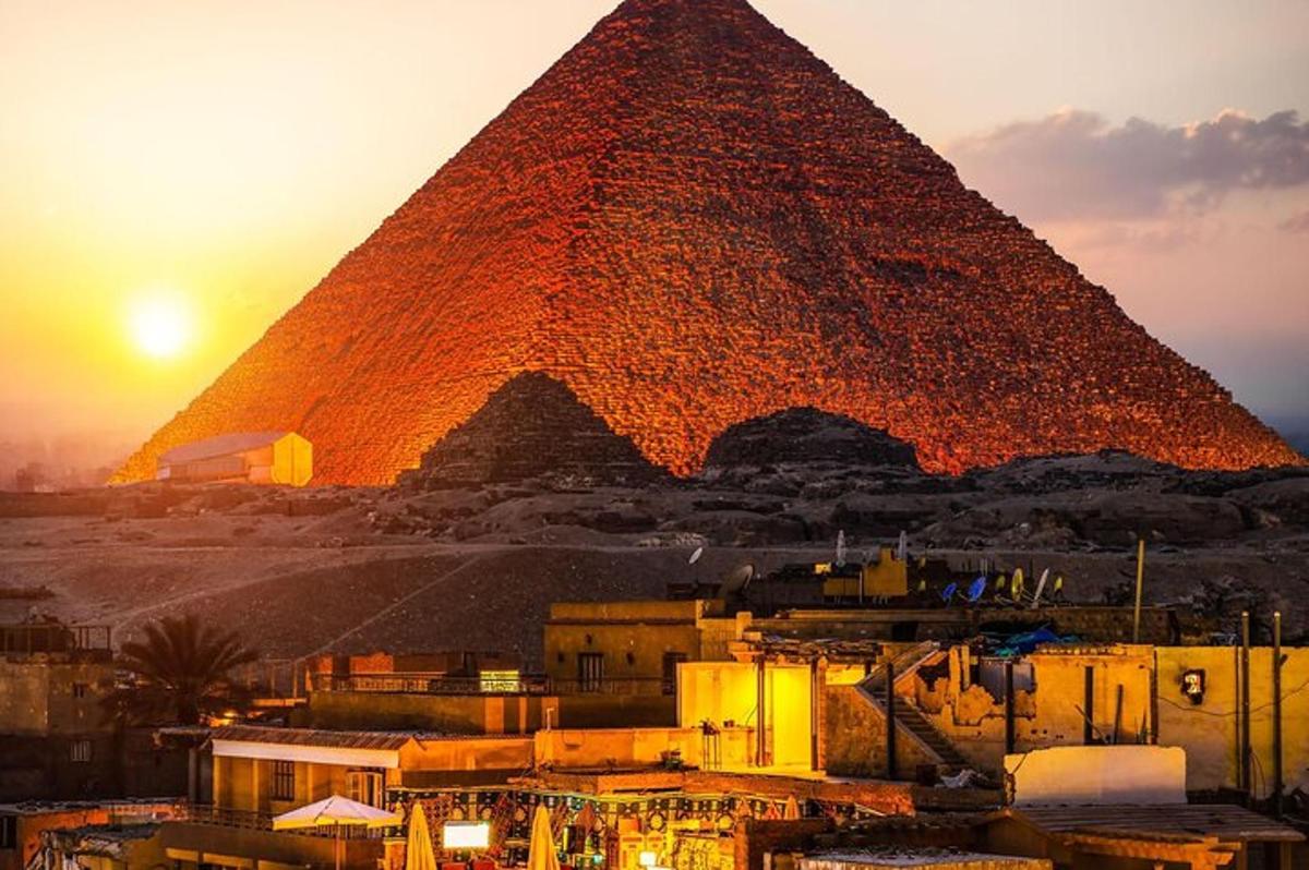 pogled na piramide v Gizi ob sončnem zahodu