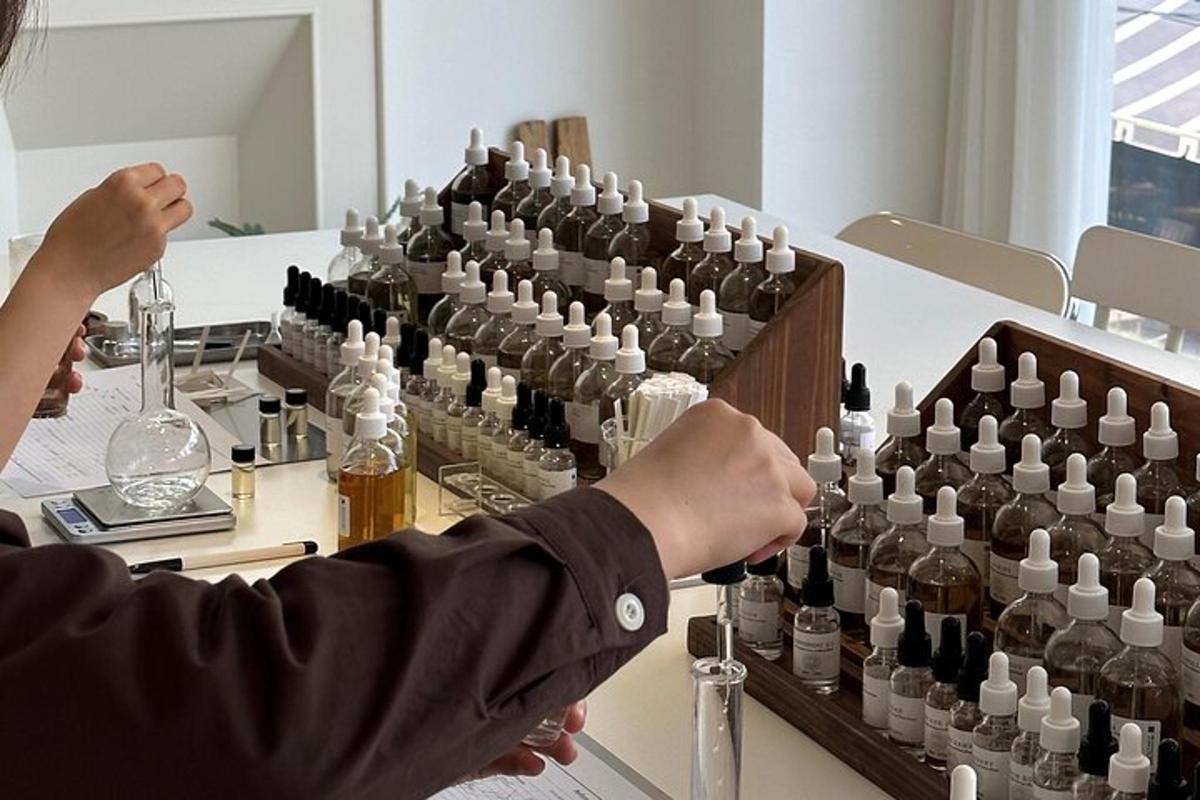 una persona colocando botellas de vino en una mesa