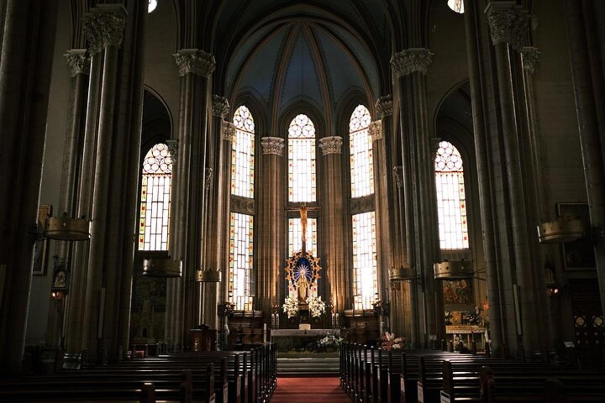 una grande chiesa con molte finestre e panche