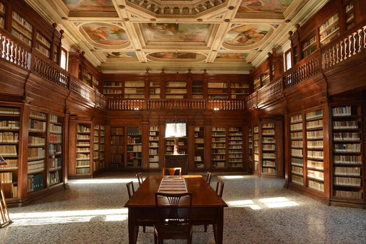 eine große Bibliothek mit einem Tisch und Stühlen darin