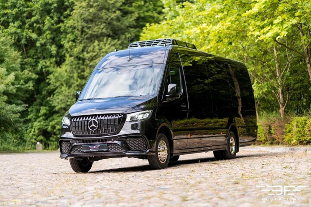 Una camioneta negra está estacionada en una carretera