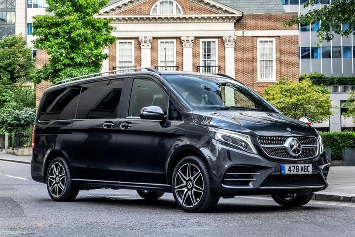 egy fekete Mercedes Benz kisbusz parkolt az utcán