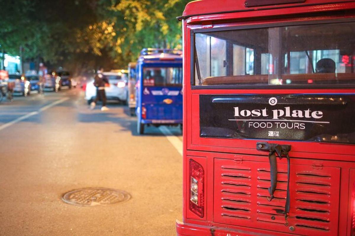punane buss pargitud tänava äärde