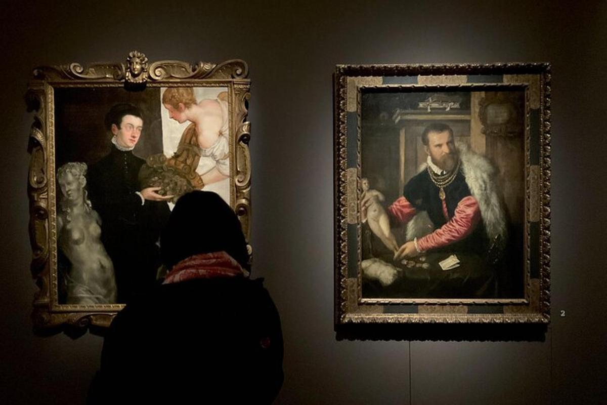 člověk prohlížející si obraz v muzeu