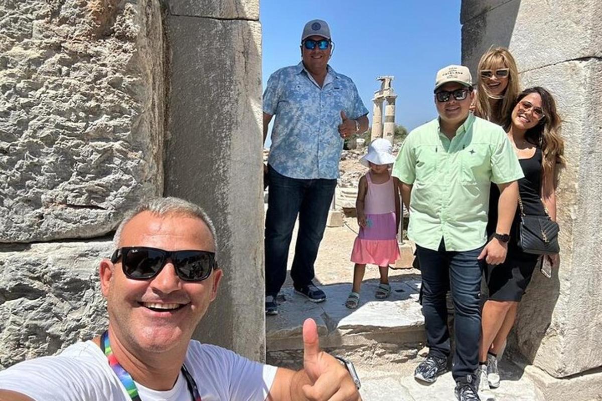 مجموعة من الأشخاص يلتقطون صورة عند الآثار