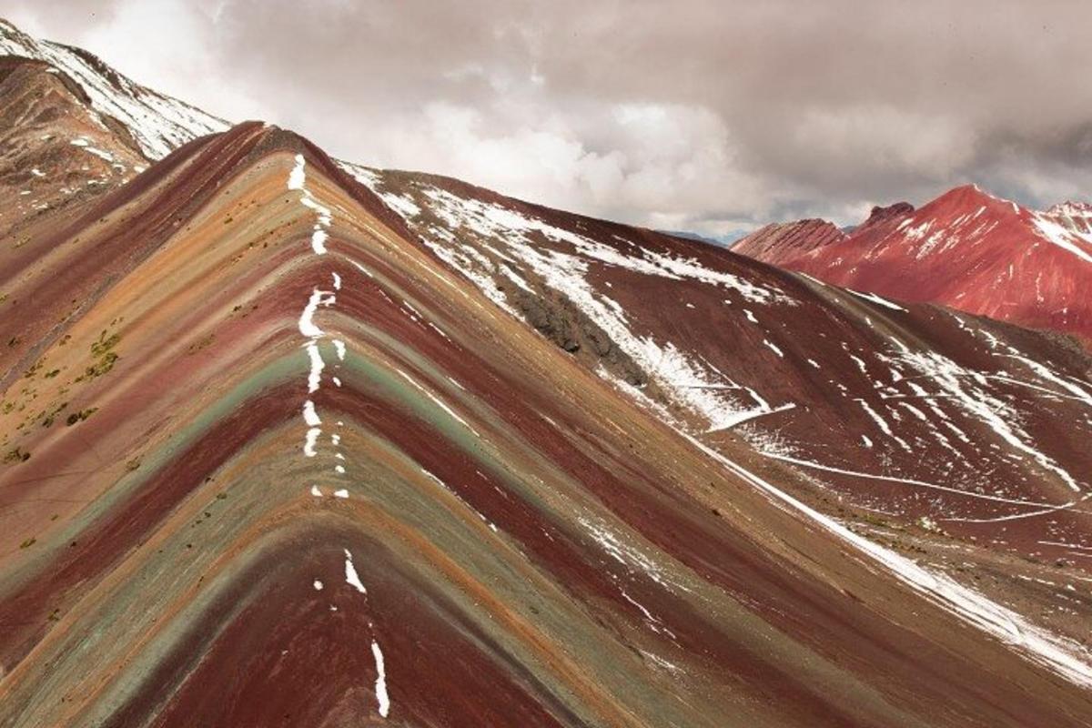 pemandangan udara dari gunung yang tertutup salju