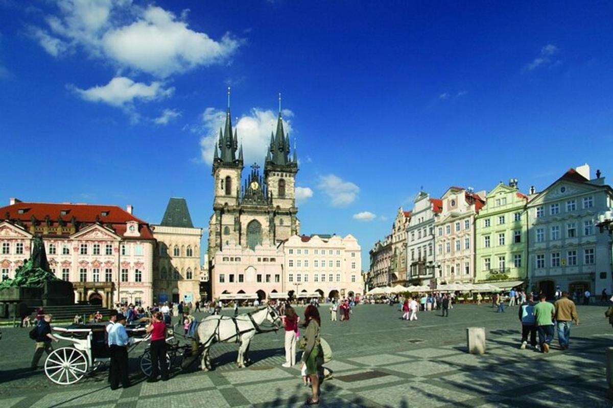 město s koňským povozem před budovami