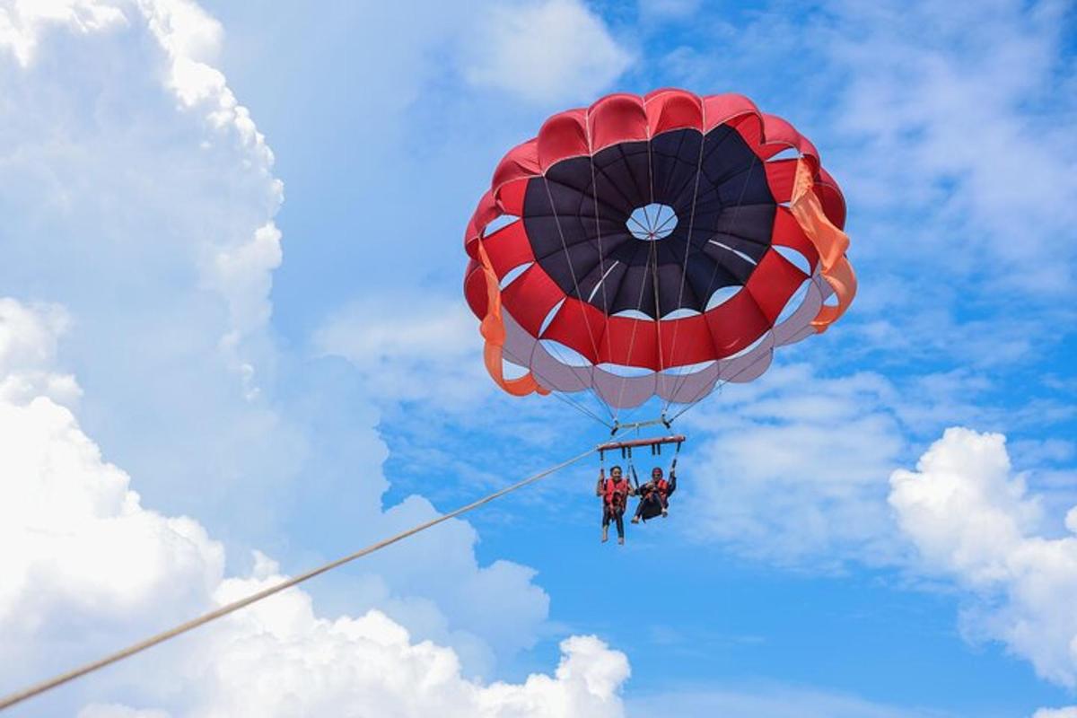 Dos personas están viajando en un paracaídas en el cielo.