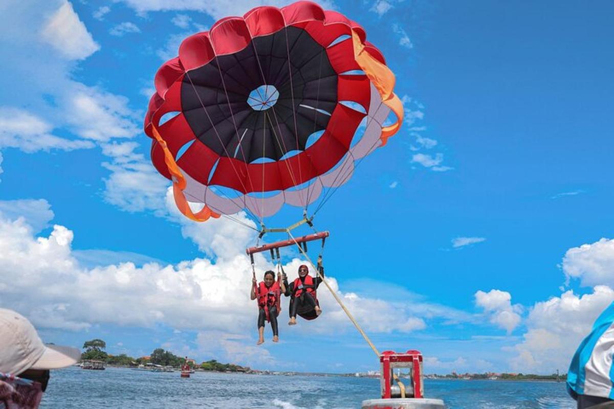 Dos personas están volando en paracaídas sobre el agua.