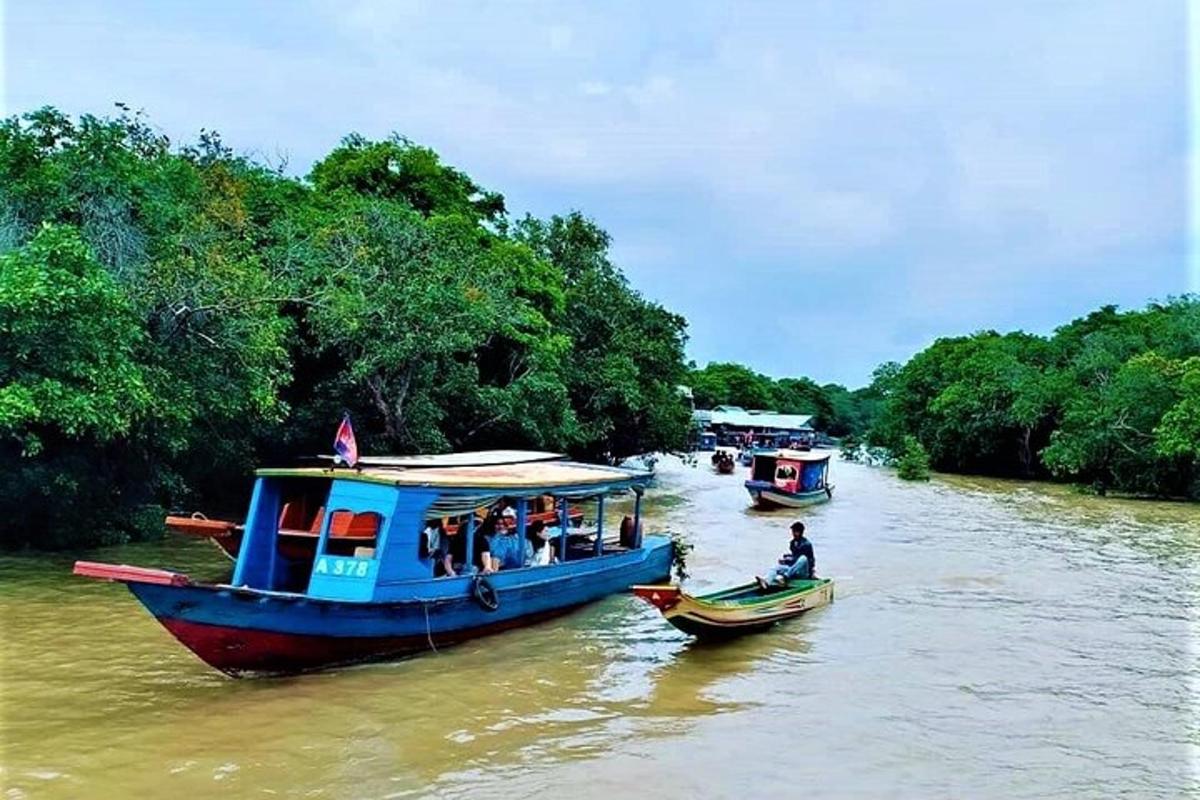 dua bot di sungai dengan orang ramai di atasnya