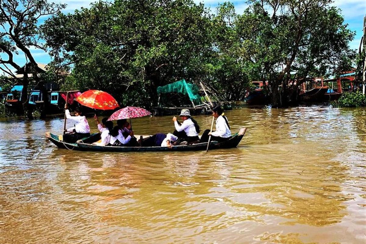 sekumpulan orang dalam bot di sungai