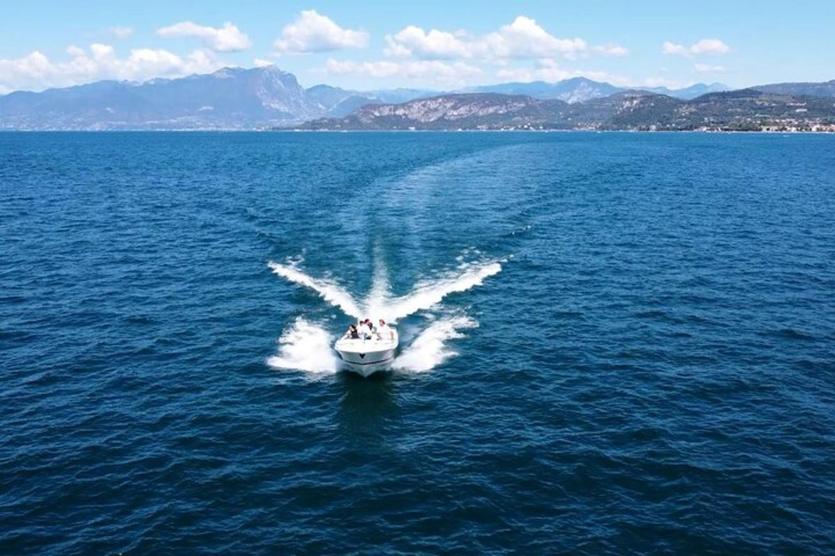 una barca in mezzo a un grande specchio d'acqua