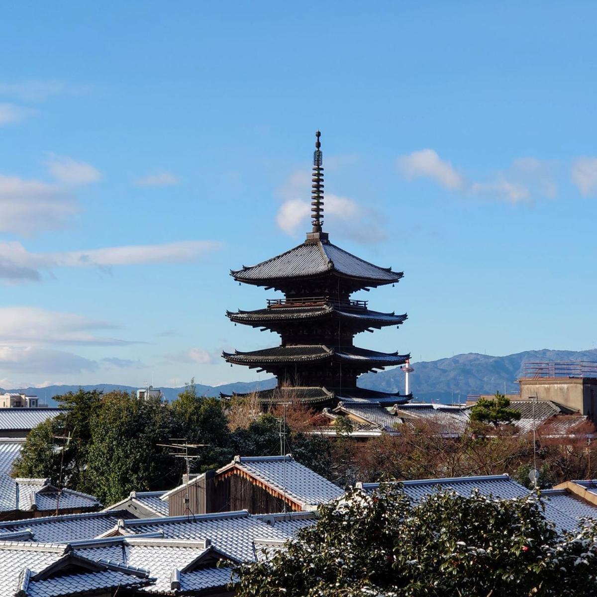 pagoda sredi mesta s strehami