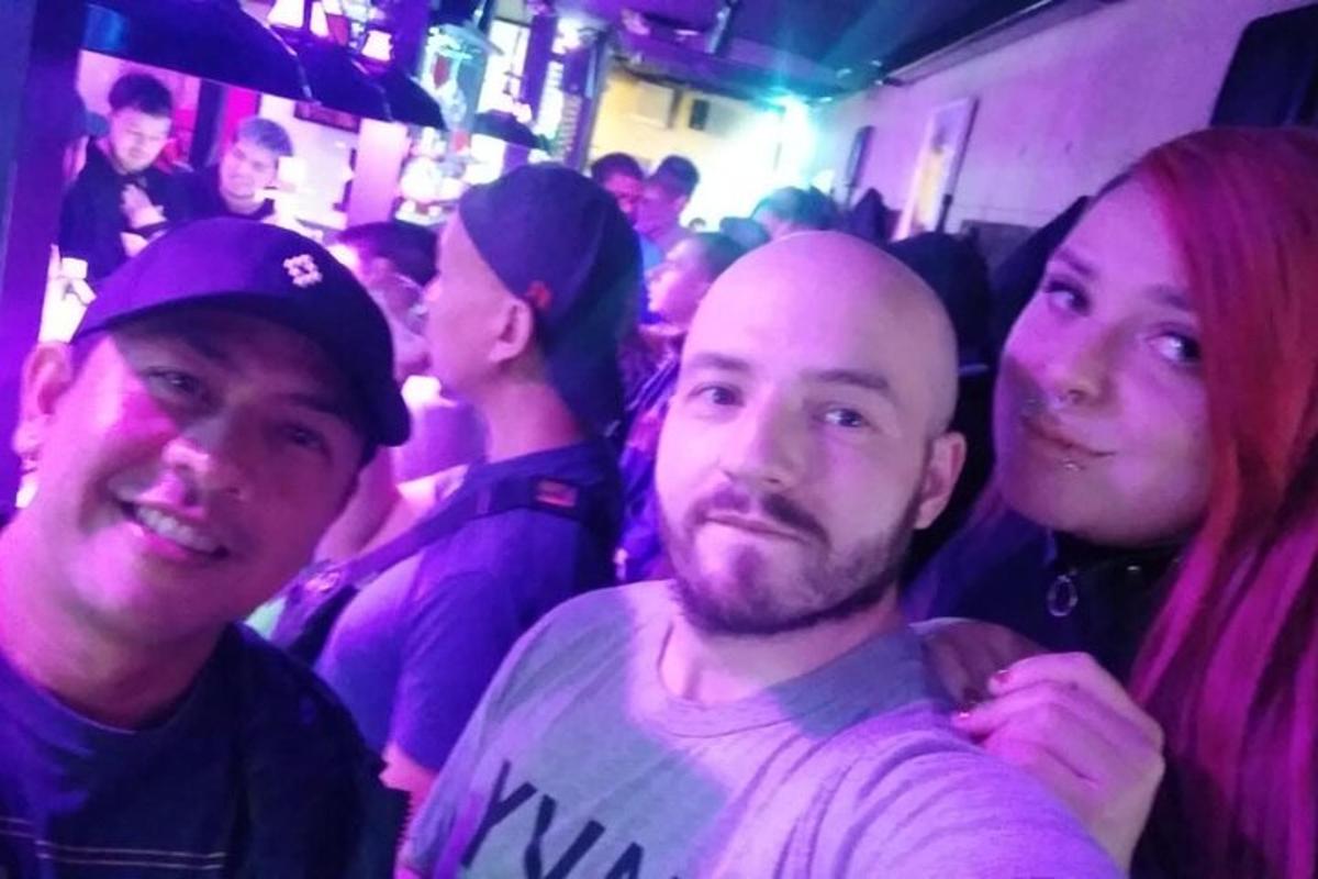 skupina lidí sedících v autobuse