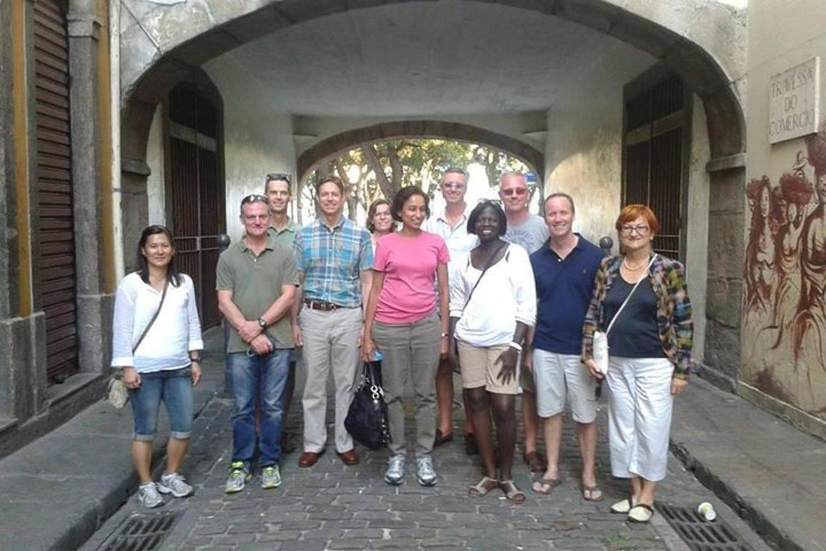 un grup de persones posant per a una foto en un arc
