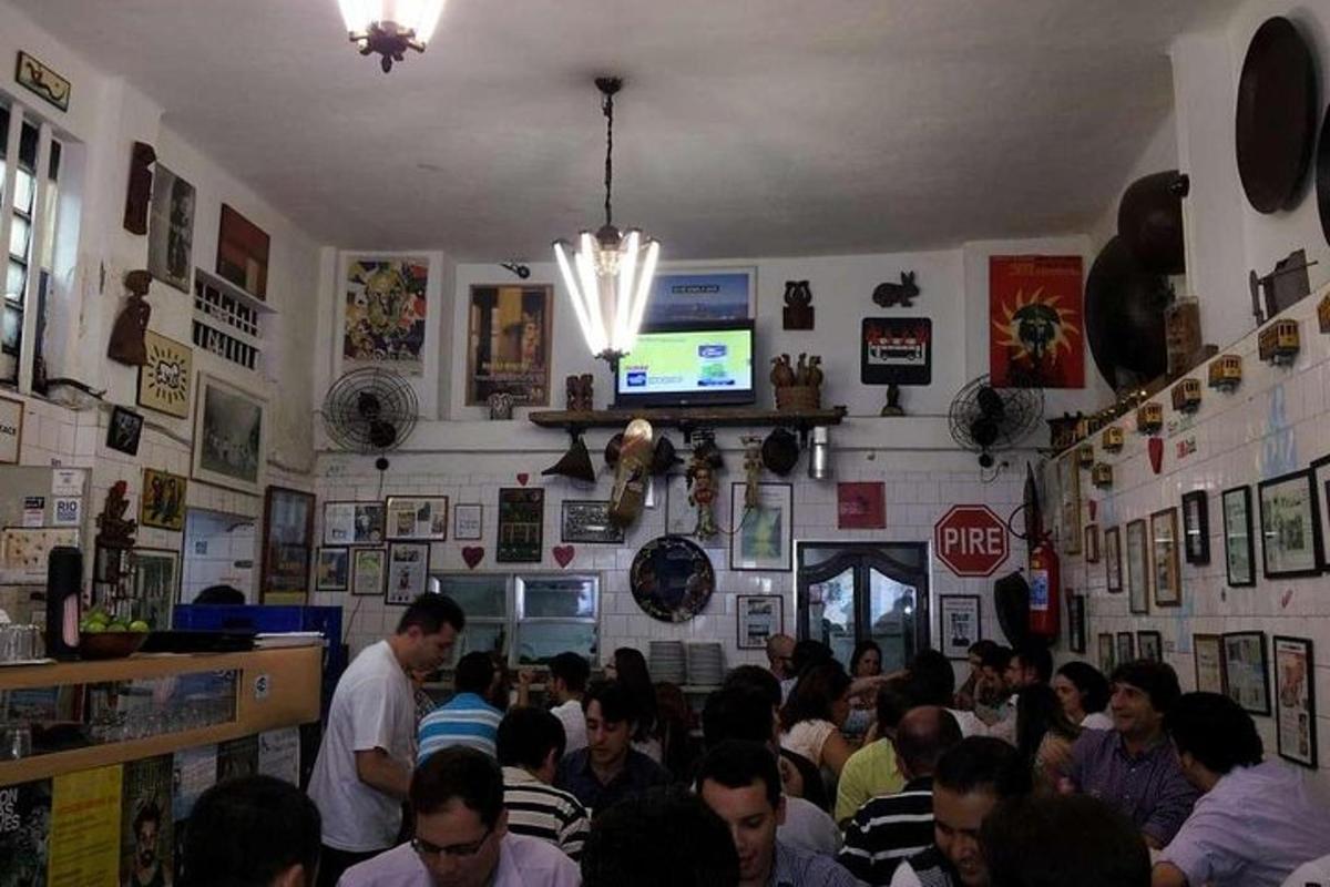 un grup de persones assegudes en un restaurant