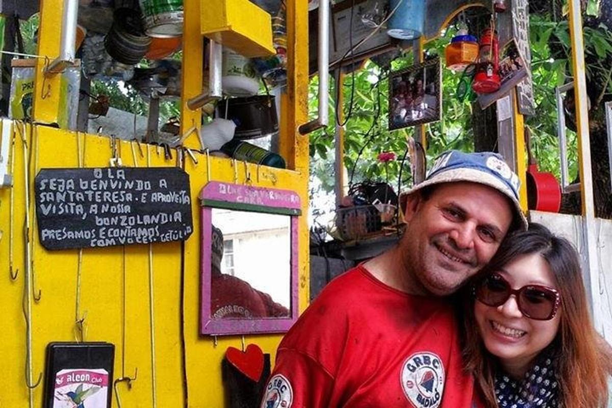 un home i una dona drets davant d'un camió de menjar