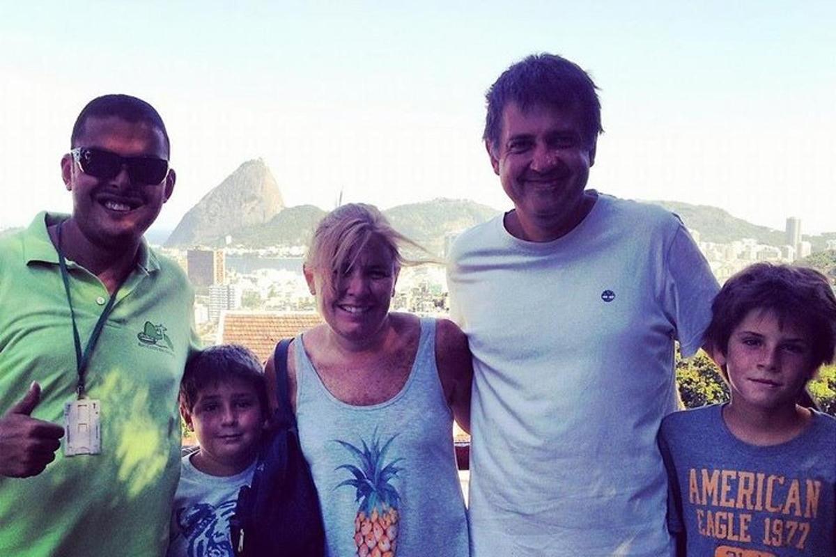 una família posant per a una foto davant