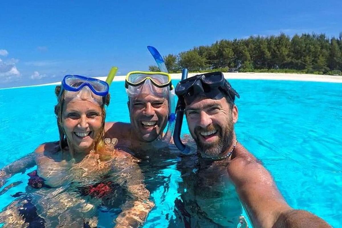 τρία άτομα στο νερό στον ωκεανό