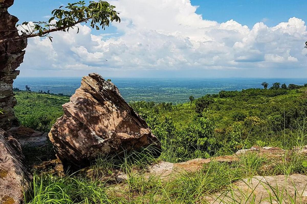 uma grande rocha situada na encosta de uma colina