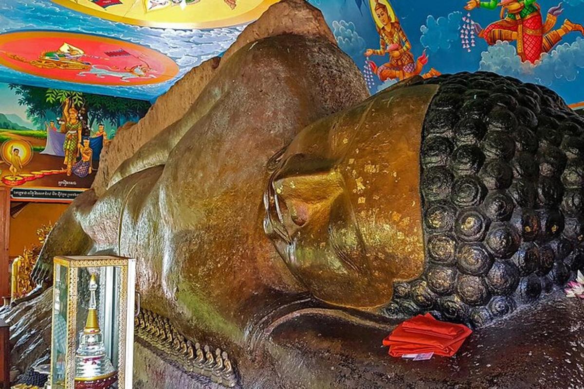 uma grande estátua de um peixe grande em uma parede