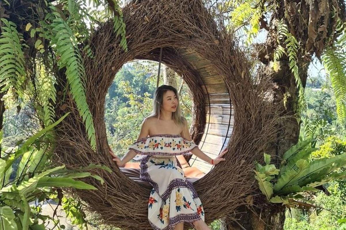 seorang wanita sedang duduk di atas pokok bulat