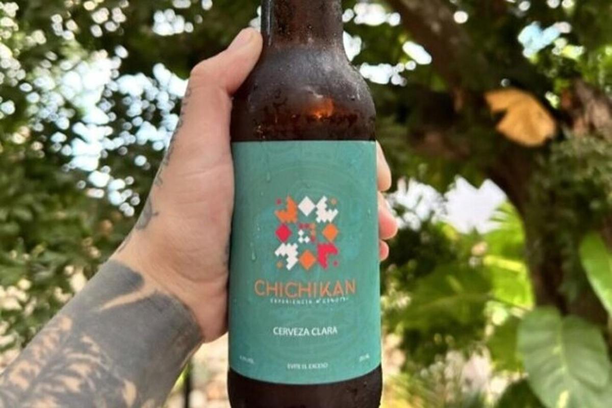 uma pessoa está segurando uma garrafa de cerveja