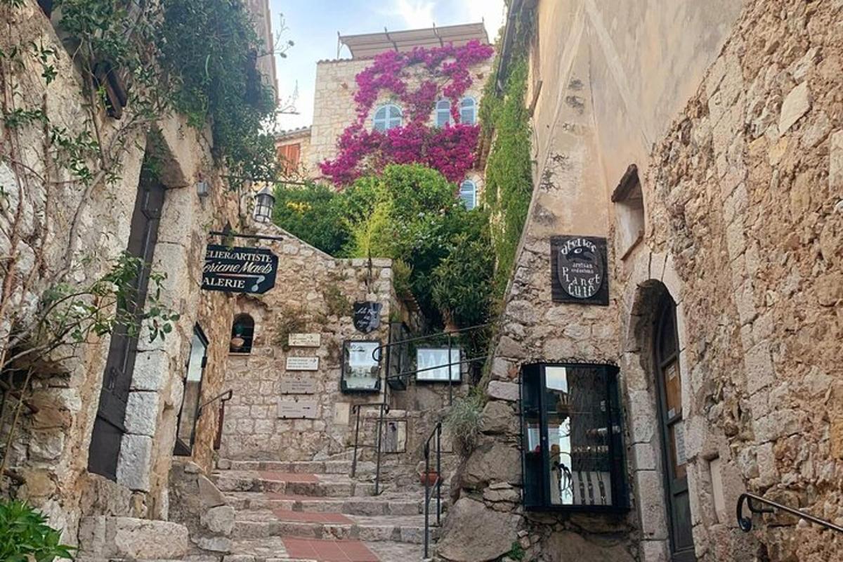 eine Gasse mit Steingebäuden und Treppen in einer Stadt