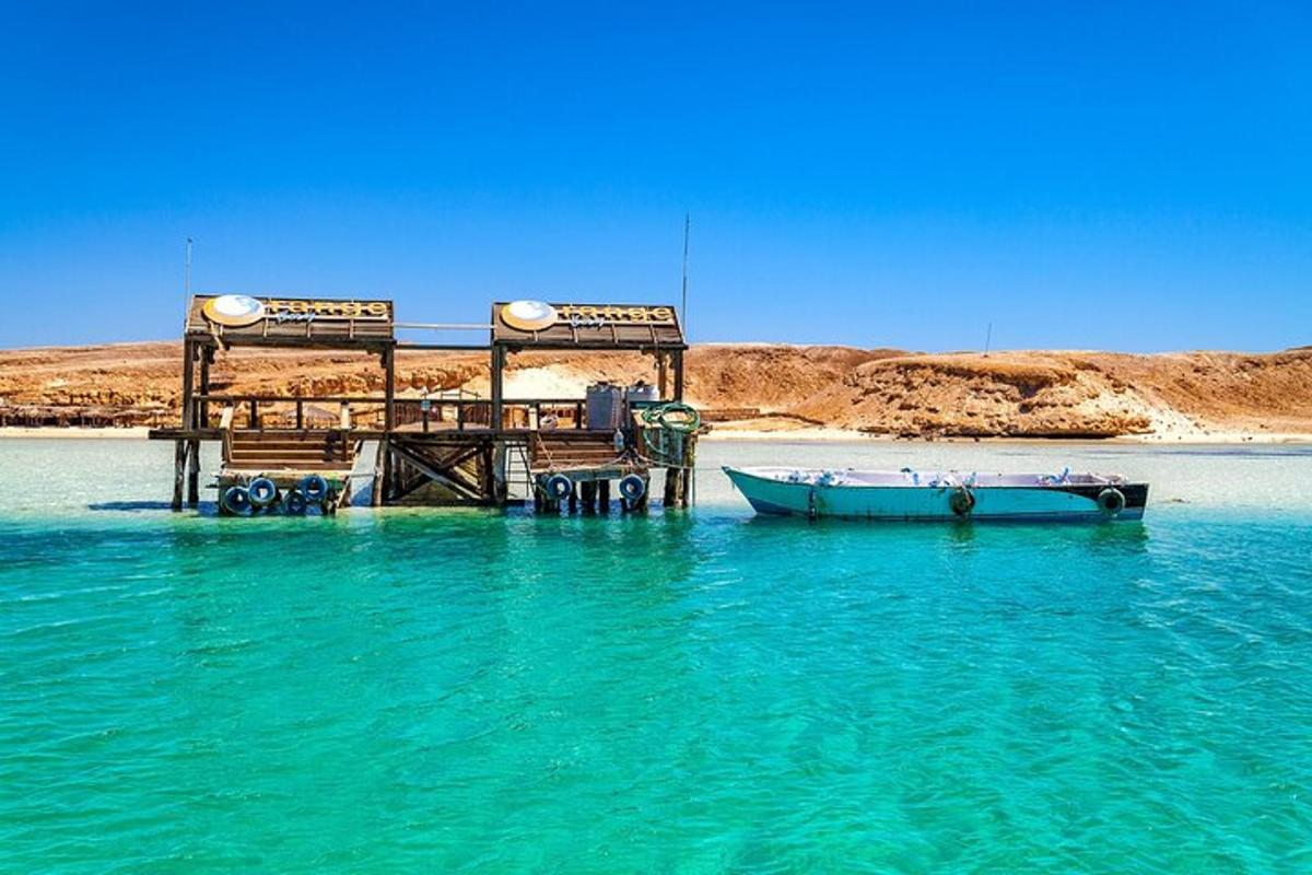 una barca è attraccata accanto a un molo in acqua