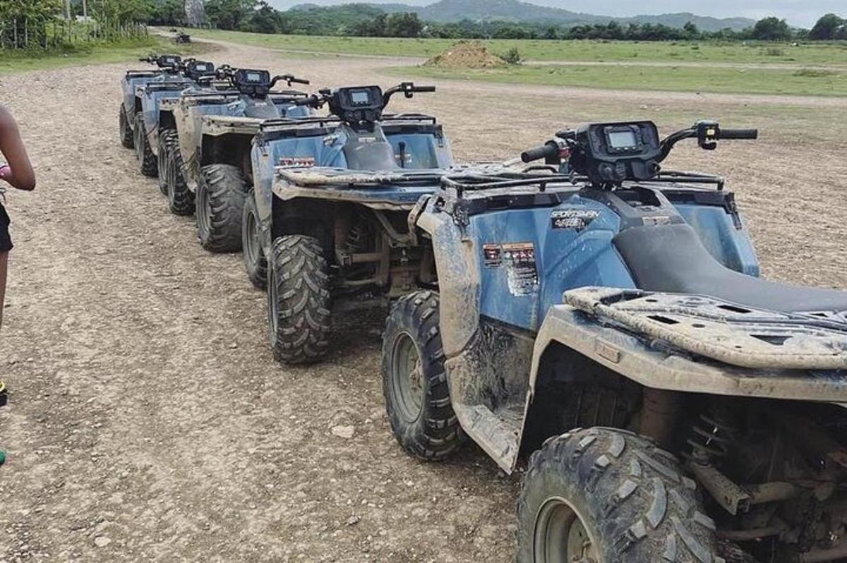 μια σειρά από ATV παρκαρισμένα σε χωματόδρομο