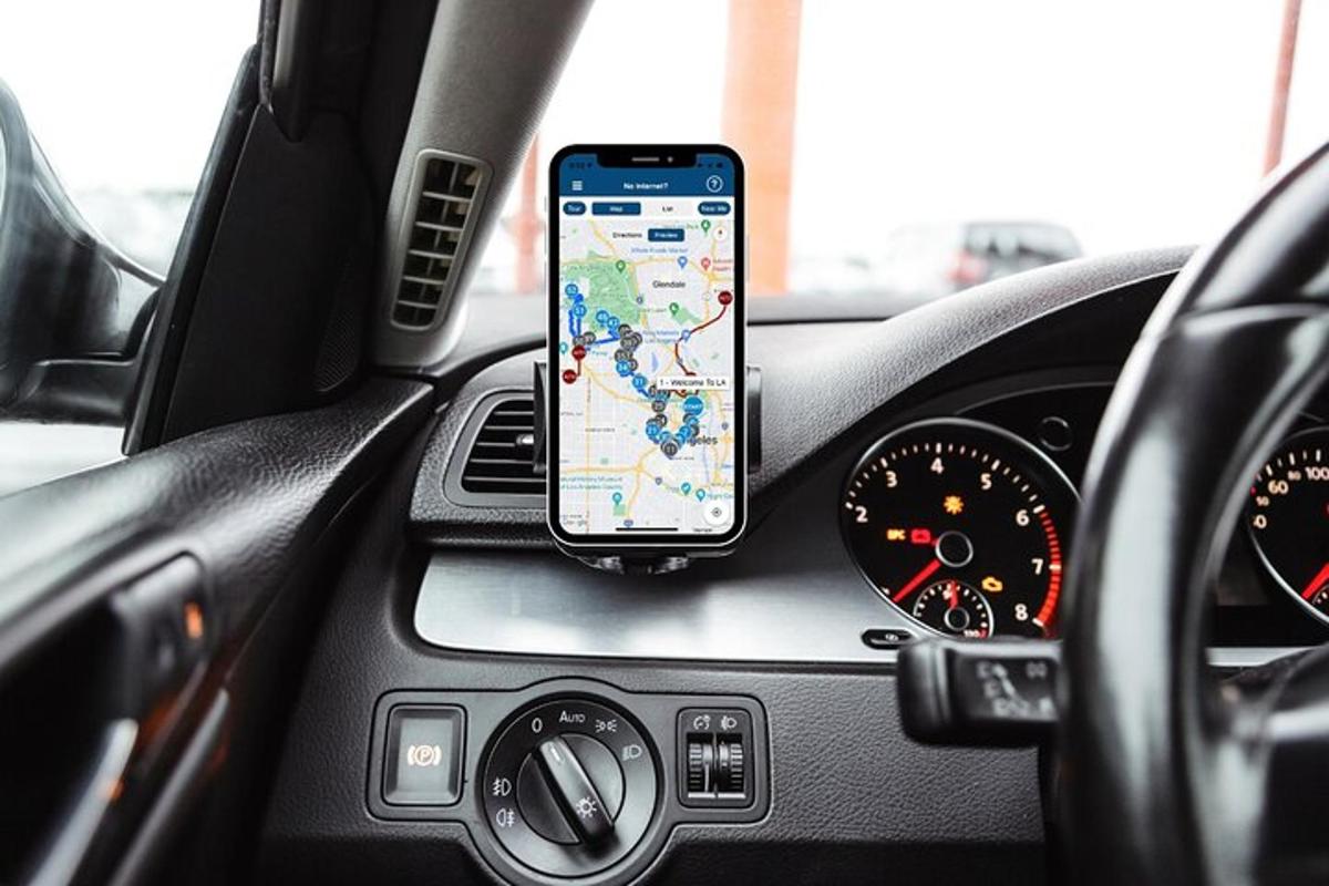 auto armatuurlaual istuv mobiiltelefon