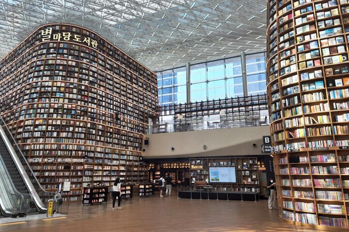 uma grande biblioteca com grandes pilhas de livros