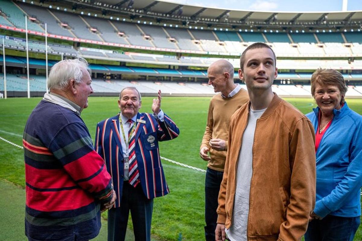 eine Gruppe von Männern steht vor einem Stadion